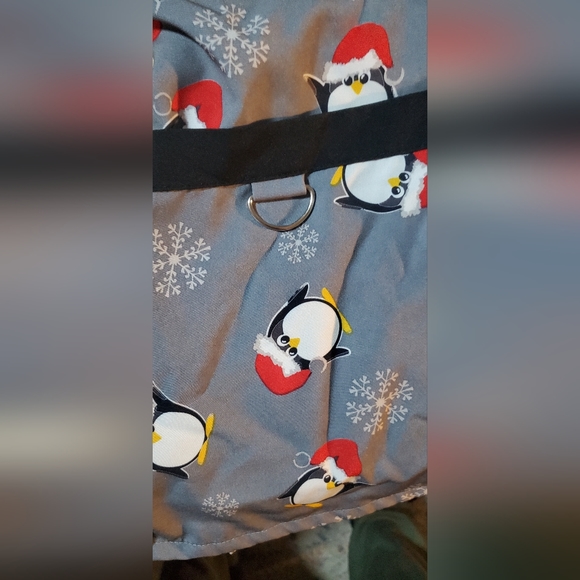 Joe Boxer gray peguine and snowflake holiday scrub top. Size medium. - Picture 5 of 6